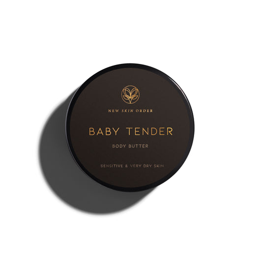"Geniet van puurheid met onze Baby Tender Bodybutter. Een zachte, plantaardige formule die liefdevol is samengesteld voor de gevoelige babyhuid."